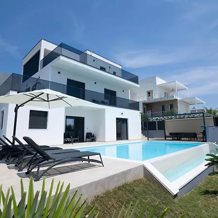 Superior Shark - With Elevator Villa Maslenica